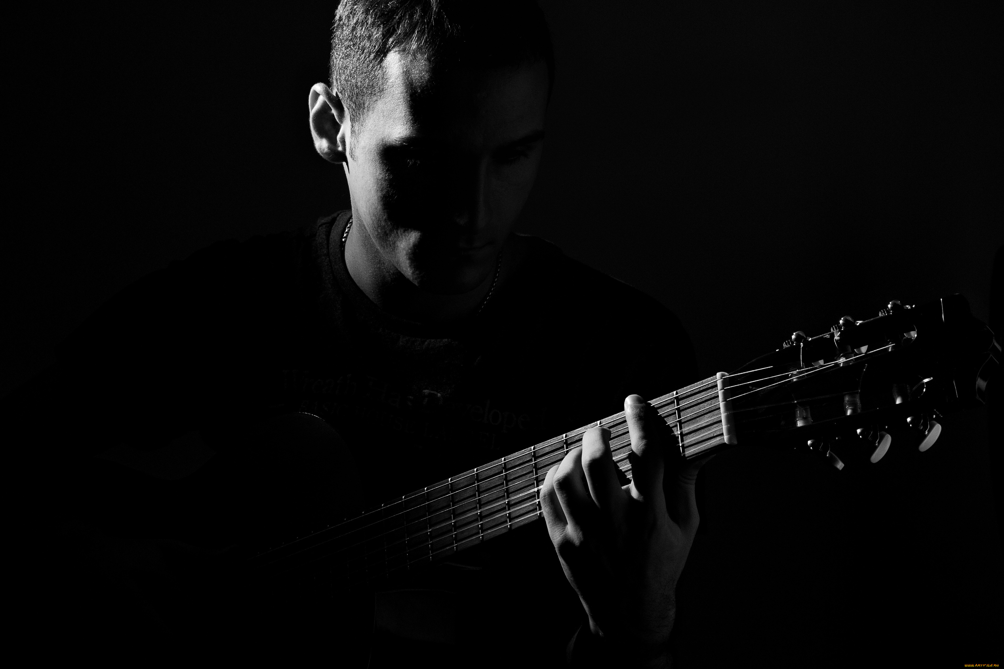Musica stasera. Мужчина с гитарой. С гитарой в темноте. Гитарист на черном фоне. Гитара на черном фоне.